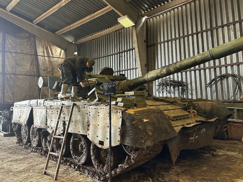 ​Замечены даже пожарные машины: армия РФ ищет способ восстановить подбитую бронетехнику – кадры из Севастополя