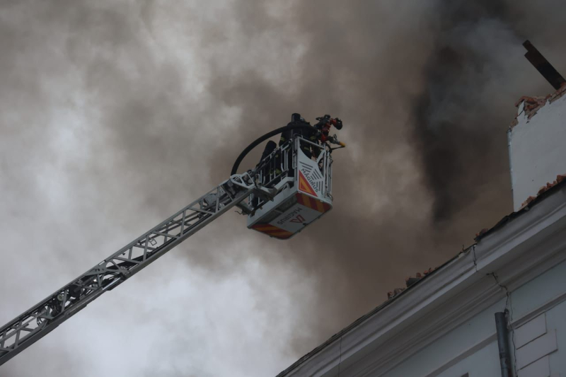 Зеленский отреагировал на удар по Днепру: "Россия должна ответить"