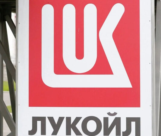 Carlyle изучает возможность приобретения зарубежных активов «Лукойла» под санкционным прессингом