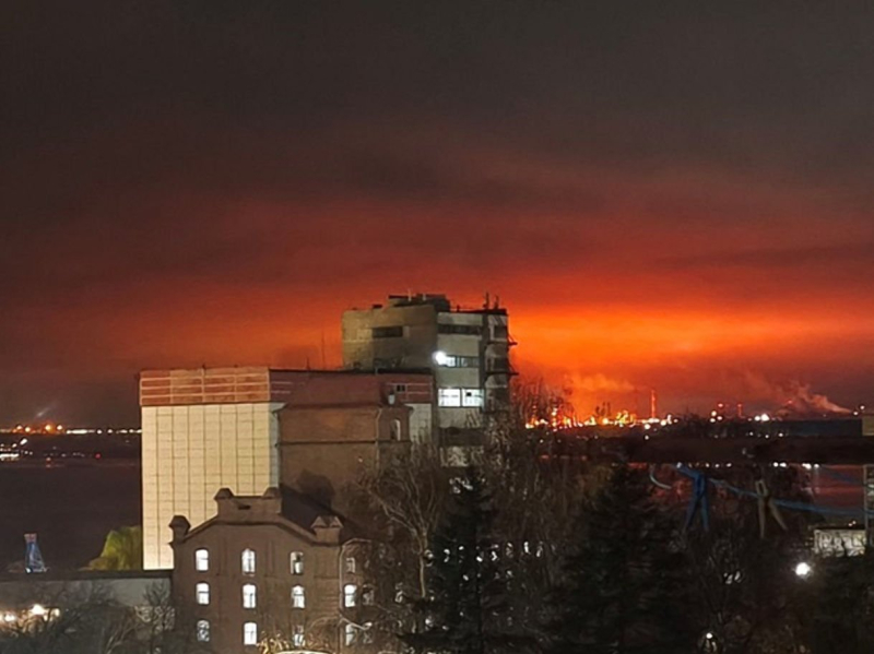 Дроны ночью атаковали Саратов, возможно снова местный НПЗ, – в Сети показали удары