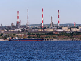 Украинские дроны наносят точный удар: Саратовский НПЗ парализован на месяц