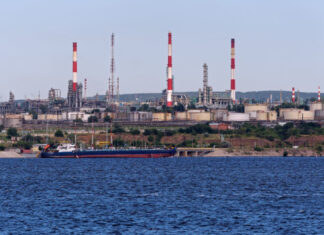 Украинские дроны наносят точный удар: Саратовский НПЗ парализован на месяц