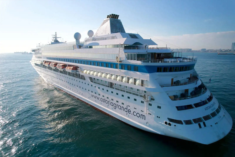 Круизный лайнер у берегов Стамбула