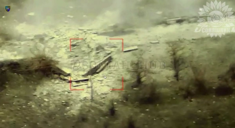 Украинский истребитель наносит удар по мосту
