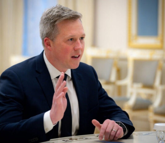 Министр армии США Дрисколл потребовал от Украины ‘тяжелых уступок’ на фоне сложной военной ситуации