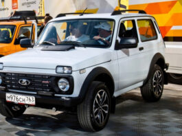 Позор российского автопрома: новая Lada Niva Sport развалилась прямо на презентации