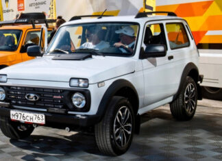 Позор российского автопрома: новая Lada Niva Sport развалилась прямо на презентации