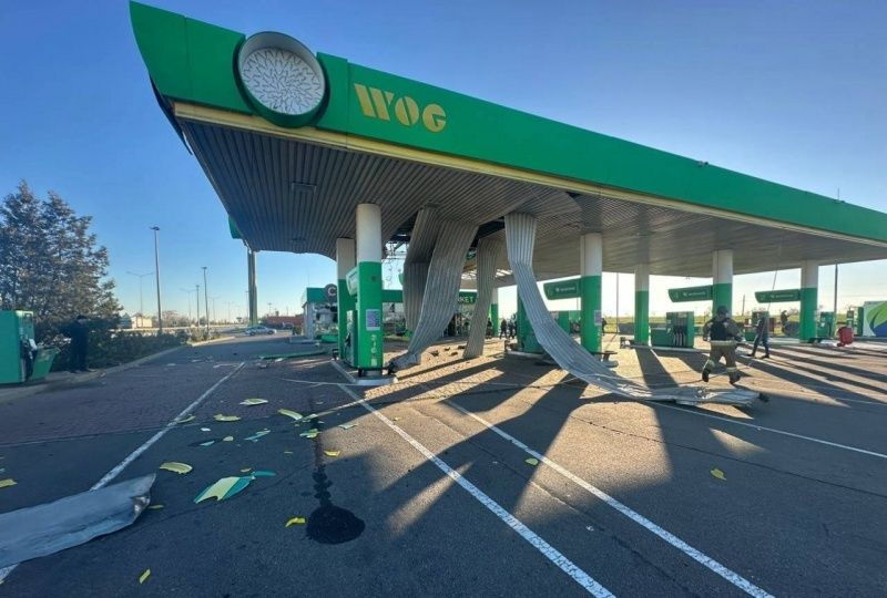 Войска РФ ударили "Искандером" по Николаеву, есть жертва: спасатели показали видео