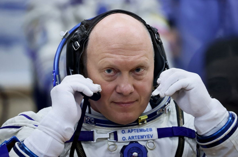 Российского космонавта Артемьева сняли с миссии на МКС: он 