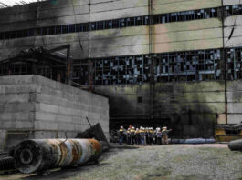 Зеленский назвал энергетиков героями, которые возвращают свет Украине под обстрелами