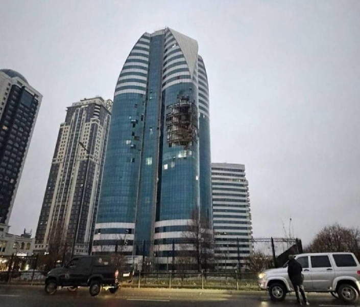 Повреждения небоскреба в центре Грозного