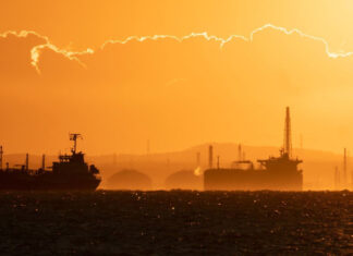 Украинские дроны атаковали очередной теневой танкер путинского санкционного флота в Черном море