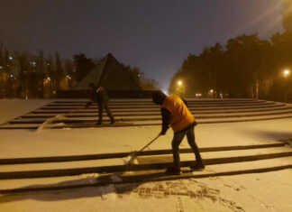 Киев в снежном плену: коммунальные службы подняты по тревоге