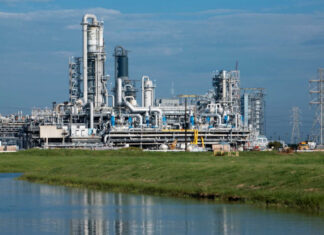 Стратегический химзавод в Тольятти подвергся массированной атаке: первые подробности масштабного пожара