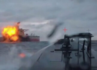 Украинские дроны Sea Baby уничтожили нефтяной танкер РФ в Черном море: эксклюзивные кадры атаки