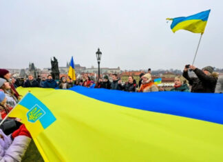 Чехия: Между провокацией и солидарностью. Как страна отреагировала на флаг Украины и помощь Киеву