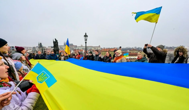 Флаг Украины на Карловом мосту