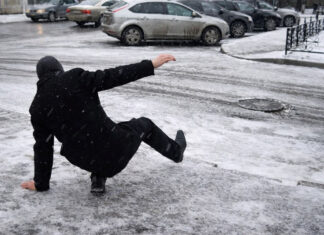 5 лайфхаков: как защитить обувь от скольжения во время гололеда