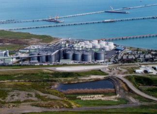 ВСУ нанесли огненный удар по стратегическому порту Тамань: четыре резервуара в огне