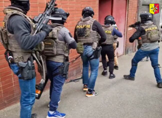 Кровавый теракт в чешской мэрии: стрелок убил женщину и ранил девять человек