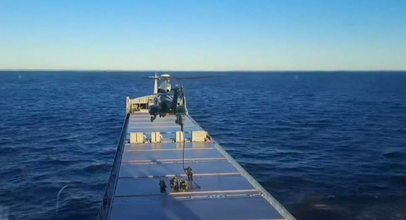 Зрелищную высадку пограничников Финляндии с вертолета на Fitburg и арест экипажа РФ показали на видео