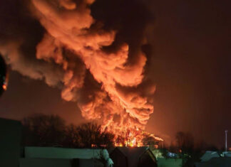 Украинские дроны атаковали нефтебазу в Псковской области: стратегический объект охвачен огнем