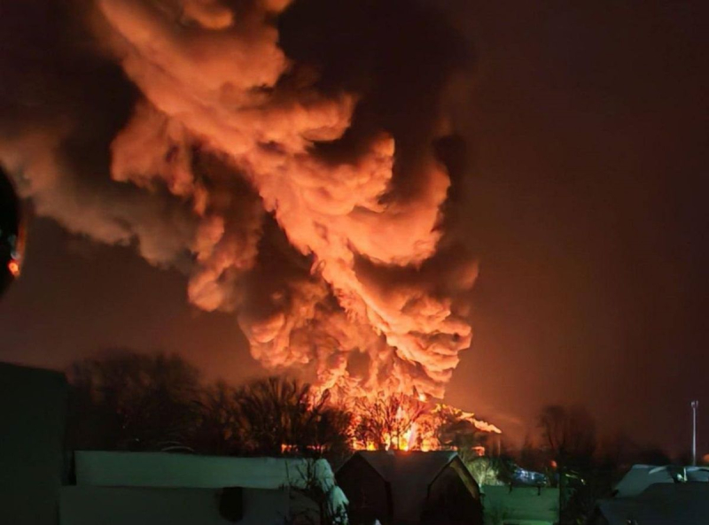 Пожар на нефтебазе в Псковской области