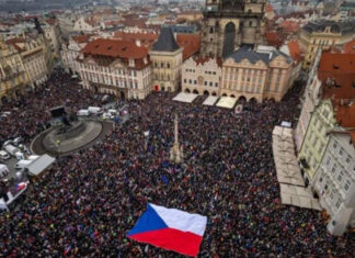 Массовый протест в Праге: 90 тысяч чехов встали на защиту президента Петра Павела