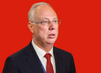 Дмитриев опозорился: громкий скандал разразился из-за хоккейного комментария