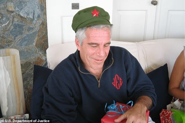 Тысячи упоминаний Москвы и Путина: Эпштейн мог быть связан с российской разведкой - Daily Mail