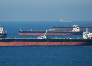 Китай нарушил международные санкции: иранские суда с компонентами для ракетного топлива покинули порт Гаолань