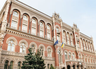 НБУ потребовал освободить инкассаторов: Венгрия задержала украинский банковский груз на 40 млн долларов