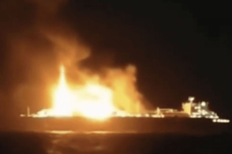 Российский СПГ в огне: у берегов Ливии догорает танкер из проекта