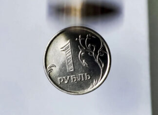 Рубль рухнул: Минфин остановил валютные продажи на фоне бюджетного кризиса