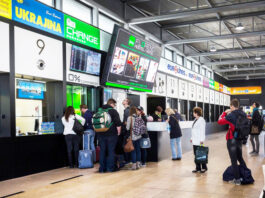 Окамура предупредил: Автобусы из Украины превращают Чехию в «проходной двор»