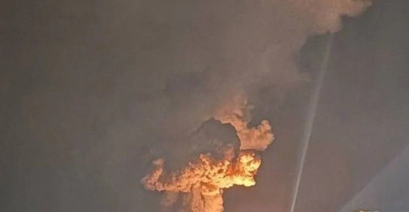 Взрывы и пожар в Новороссийске: горит нефтяной терминал 