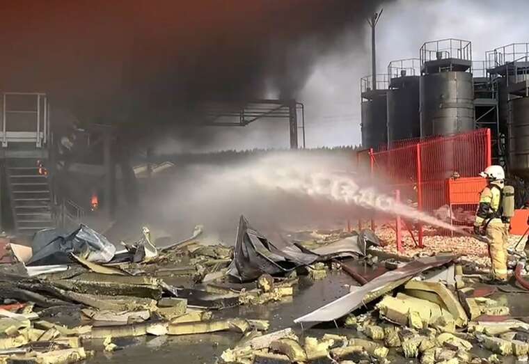 Взрывы и пожар в Новороссийске: горит нефтяной терминал 