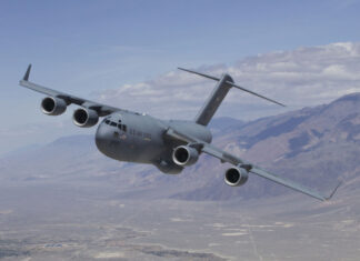 Радары зафиксировали неожиданный рейс: тяжелый военный Boeing C-17 из правительственного пула США приземлился в Москве