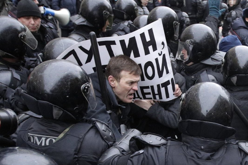Индекс счастья в РФ обвалился до 16-летнего минимума: россияне становятся все злее
