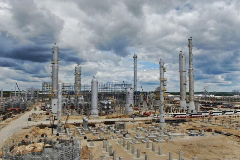 ​Огонь уже не остановить: в Сеть слили кадры взорвавшегося газохимического комплекса на Амуре