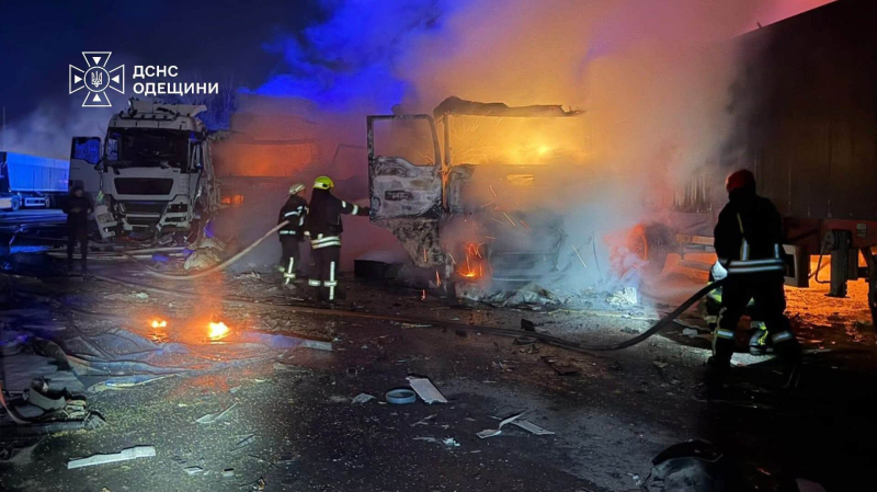 Под Одессой российские оккупанты сожгли много грузовиков с зерном - Кипер