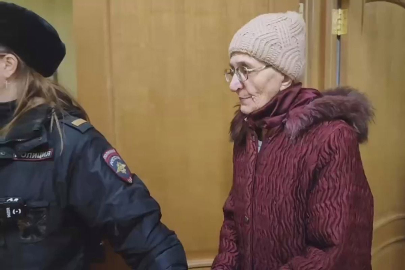 Приговоренная к 15 годам украинская пенсионерка спела "Пісню про рушник" в зале суда в Москве