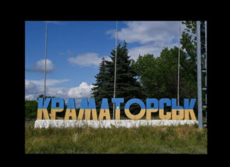 Охота за символом: ВС РФ направили волну FPV-дронов на 80-метровый флагшток в Краматорске