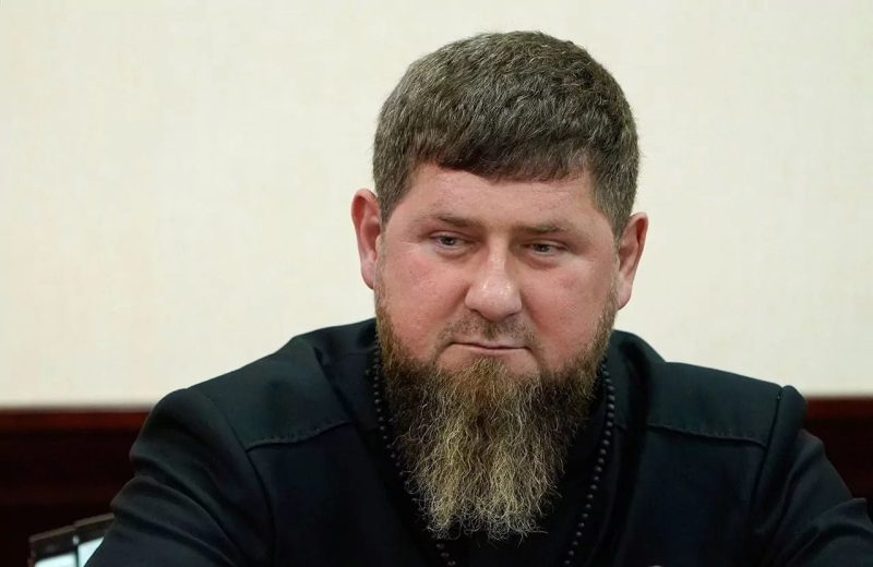 Рамзан Кадыров передвигается с поддержкой