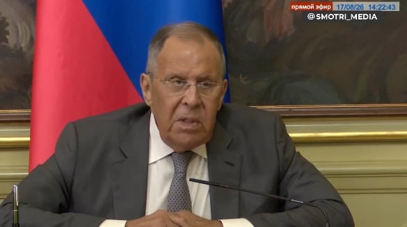 Лавров во время переговоров с загаром