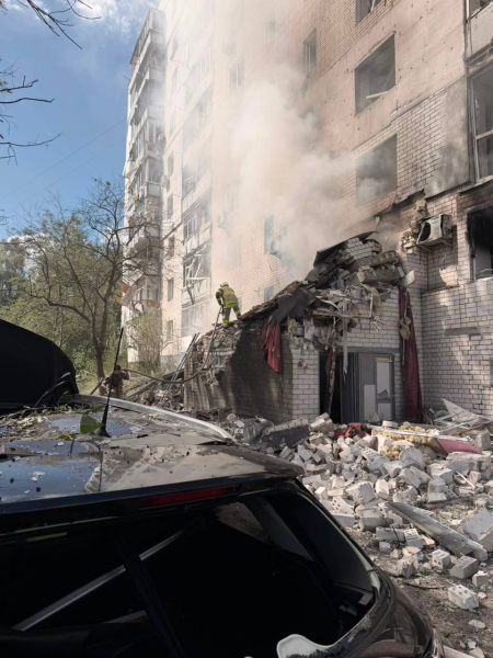 В День Независимости Украины РФ ударила по многоэтажке в Чернигове – много пострадавших мирных граждан