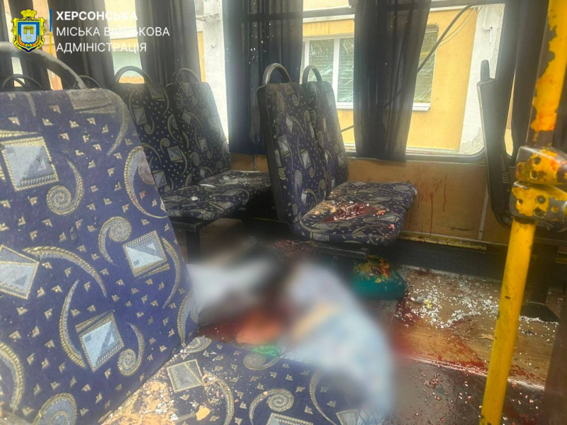 Место атаки беспилотника в Херсоне