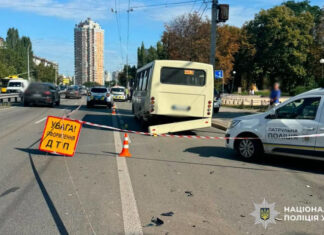 Смертельное ДТП в Киеве: 23-летний водитель Volkswagen врезался в остановку, двое погибли