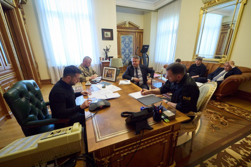 Зеленский после "очень хорошего разговора" с Макроном заявил о договоренности по ракетам