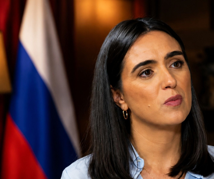 Юлия Мендель у входа в Европарламент